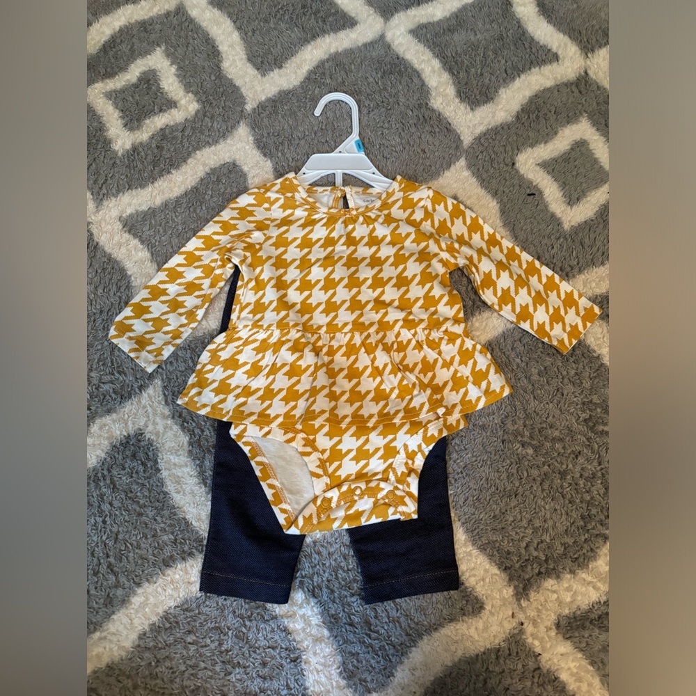 Carters outfit 💛